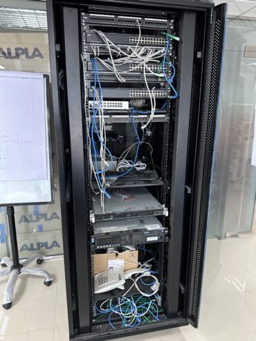 Server rack and servers : first arrived first served